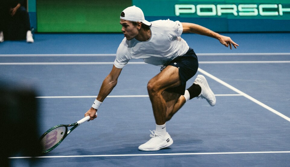 En tennisspelare spelar