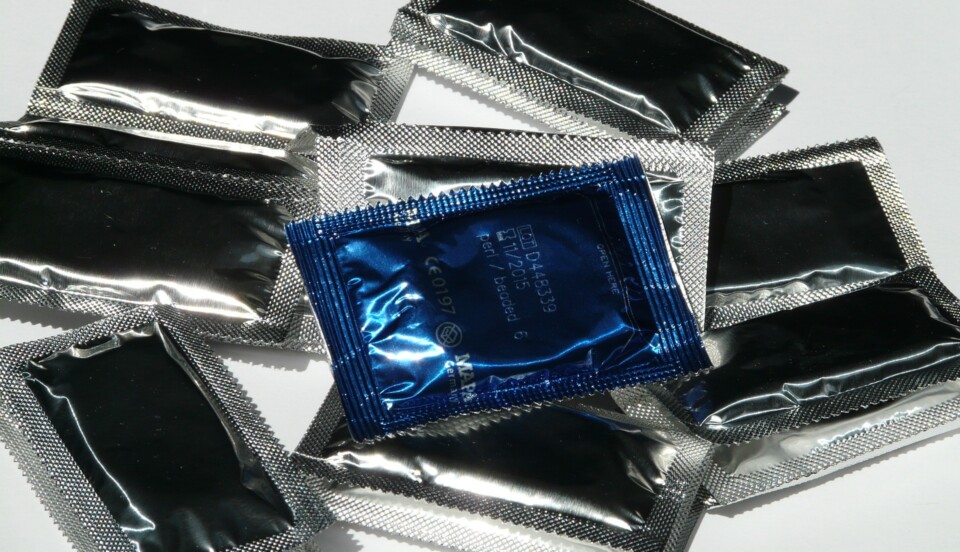 Kondomförpackningar i mörka färger