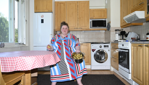 Ett konstfoto av en kvinna i ett kök
