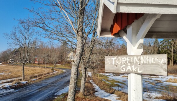 Infartsväg med handmålad skylt med texten "Storfinnhova gård"