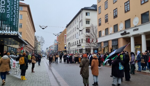 en demonstration på en gågata i Åbo