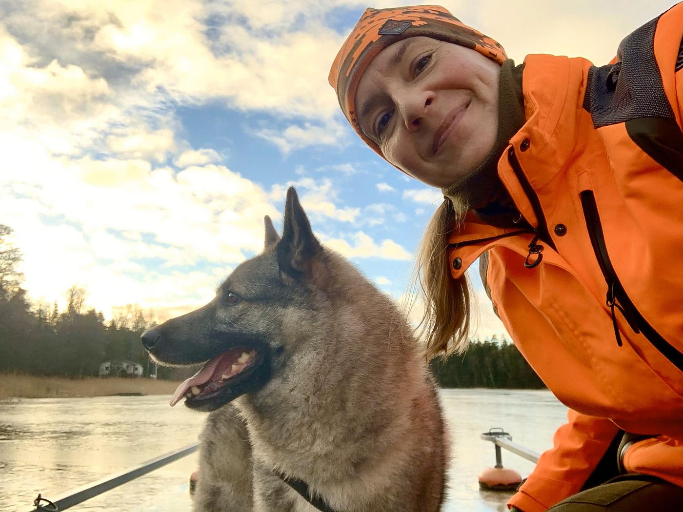 En hund och en kvinna vid vattnet