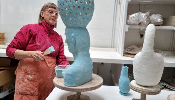 Kvinna som jobbar med keramiskt verk.
