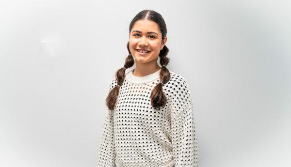 ung kvinna med flätor och vit tröja