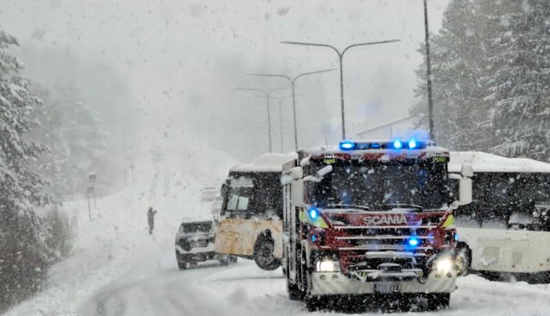 Brandbil och buss i ymnigt snöfall
