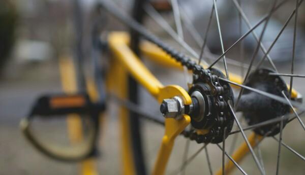 Närbild på bakhjulet till en gul cykel
