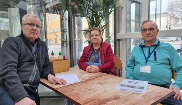 Tre pensionärer vid ett bord