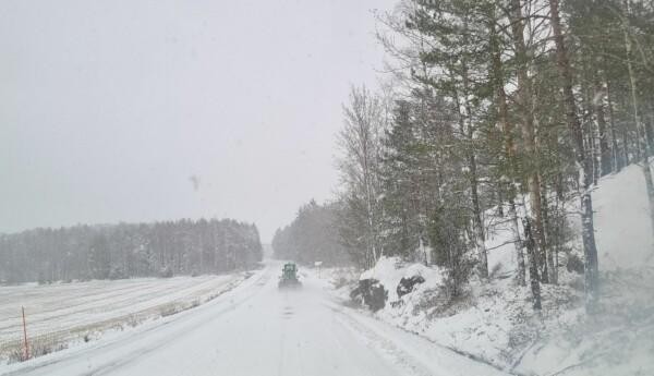 En snöig landsväg