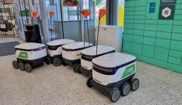 vita transportrobotar i en mataffär