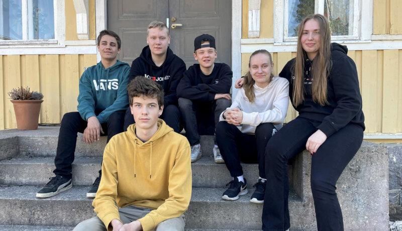 Sex ungdomar på en trappa