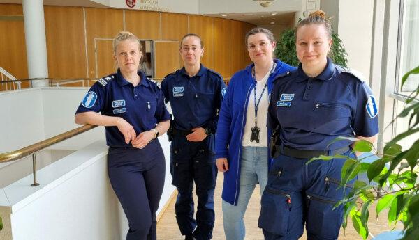 fyra kvinnor varav tre poliser står på rad