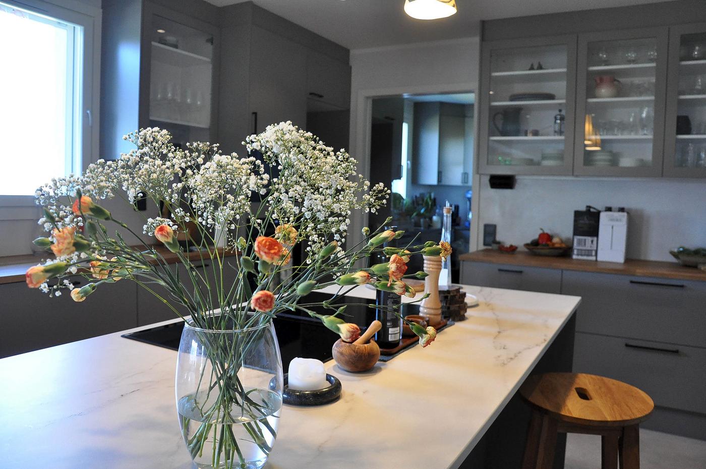 ett kök med en blomvas på ett bord