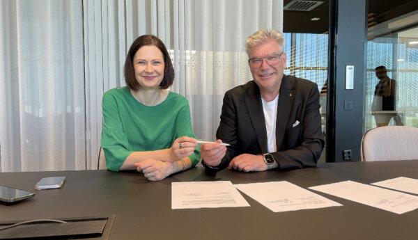 Borgmästare Minna Arve och rektor Mikael Lindfelt skriver på avtalet.