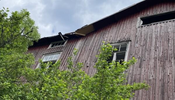 övre delen och takkanten av ett förfallet hus