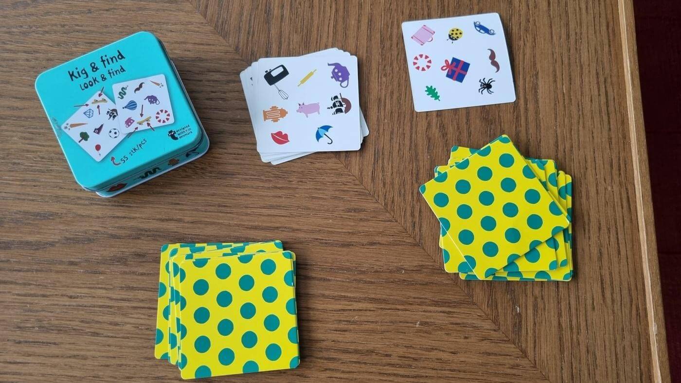 sällskapsspel med kort på ett bord