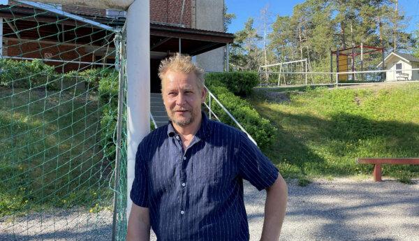 man vid ett forbollsmål på en skolgård