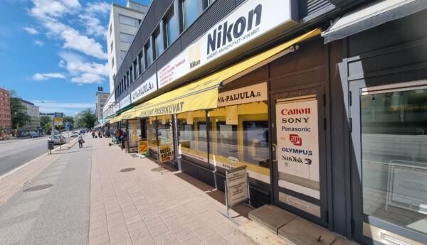 En butik vide en solig gata i Åbo