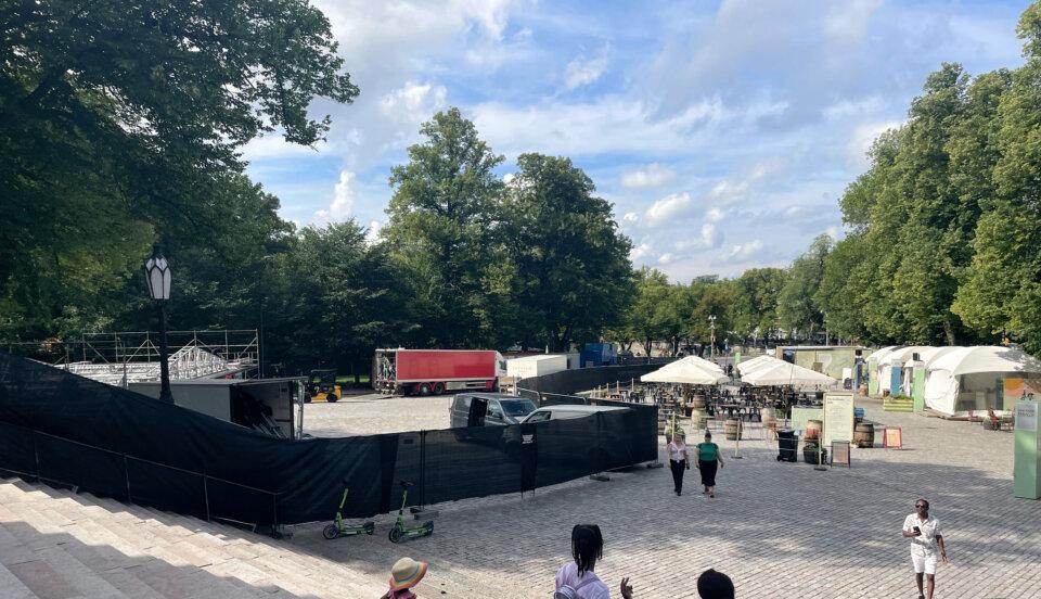 Bild på domkyrkotorget där festivalen byggs upp. Det finns ett svart skynke framför området där festivalen byggs upp.