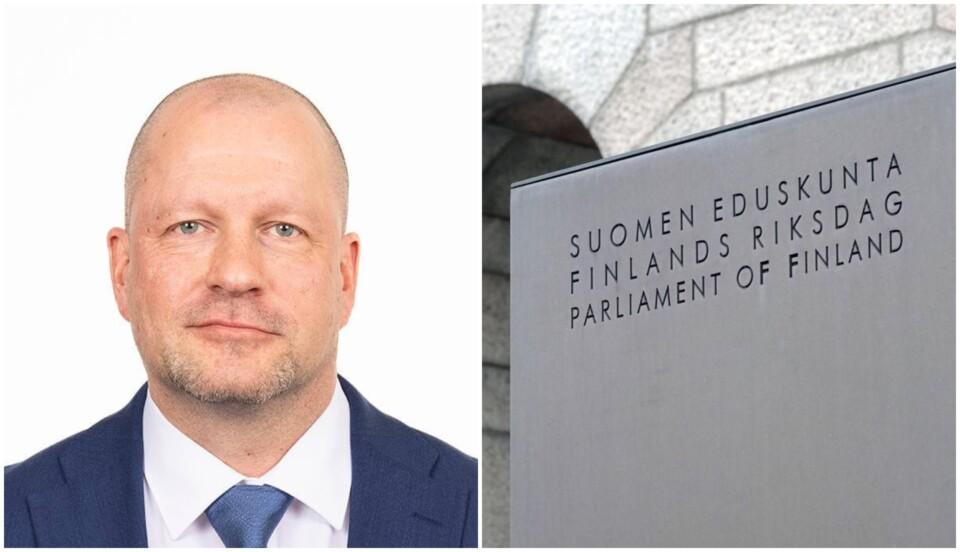 Bildpar: Medelålders skallig man i kostym och en skylt med texten "Finlands riksdag"