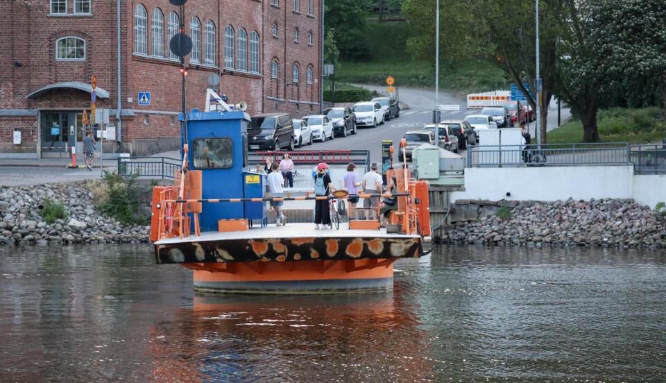 Liten åfärja i orange och blått