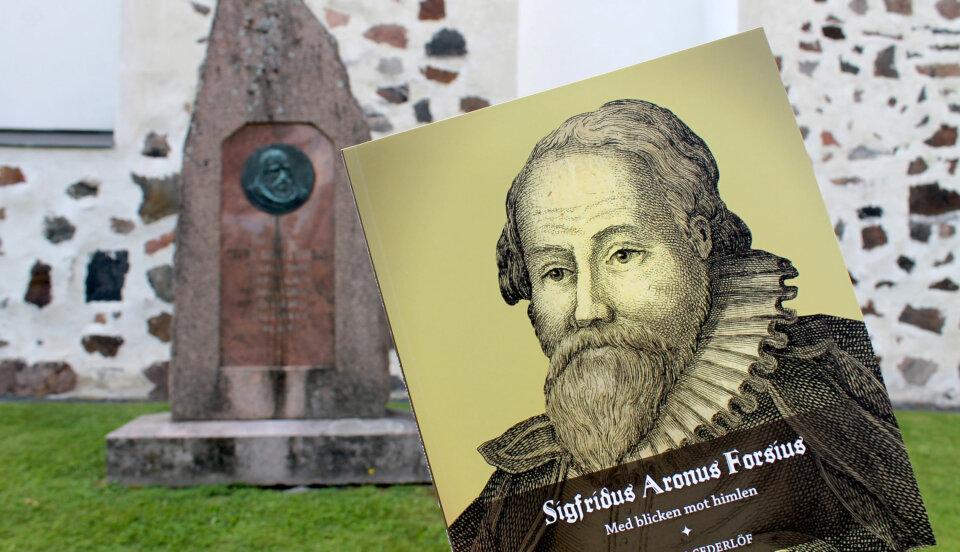 En bok med en man, Sigfridus Aronus Forsius, framför ett minnesmärke tilldelat mannen utanför Ekenäs kyrka.