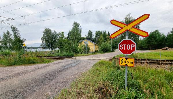 Plankorsningen med trafikmärken.