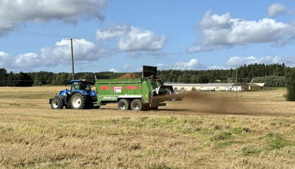 traktor sprider ut ämnen på åker