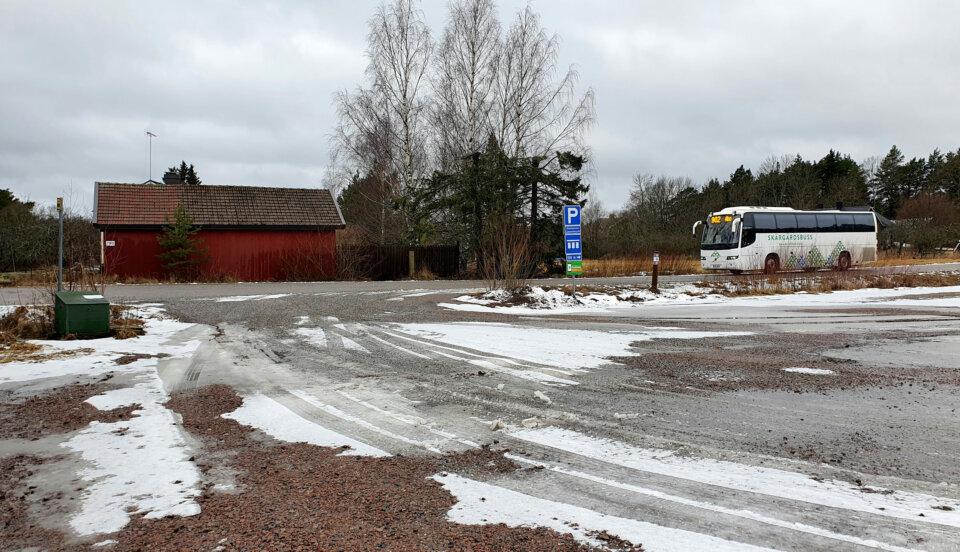 en buss i ett vårvintrigt landskap