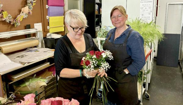 två florister i en blomsteraffär