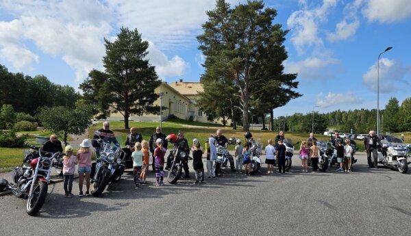 Skolelever och motorcyklar på en skolgård