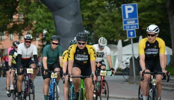 cyklister med hjälmar och solglasögon som deltar i lopp