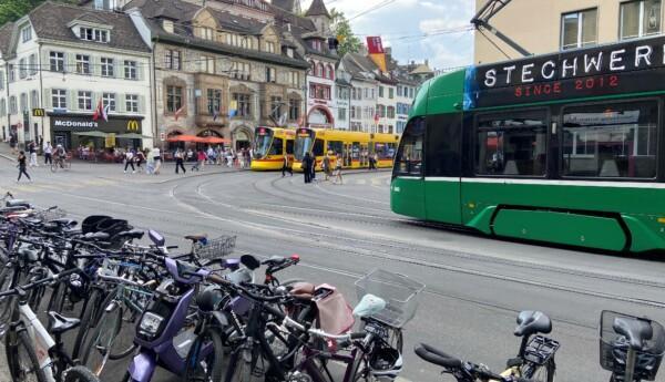 en stadskärna med spårvagnar och cyklar