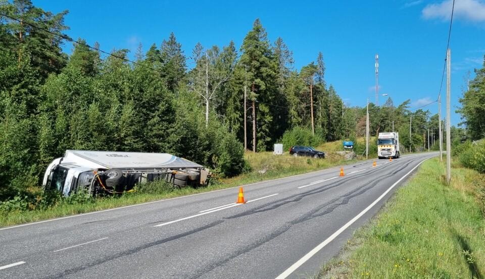 lastbil och väg och gräs