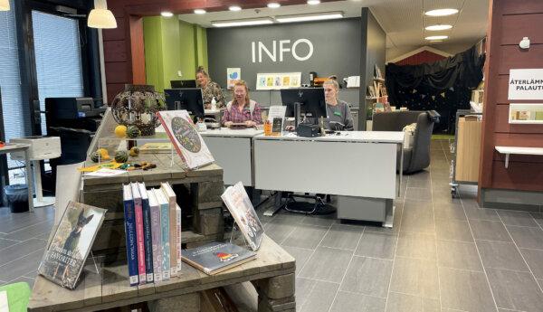 Böcker utställda i förgrunden, biblioteksdisk i bakgrunden