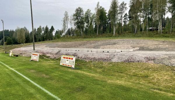 markarbetat område vid fotbollsplan.