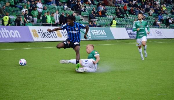 Två fotbollsspelare i kamp om bollen